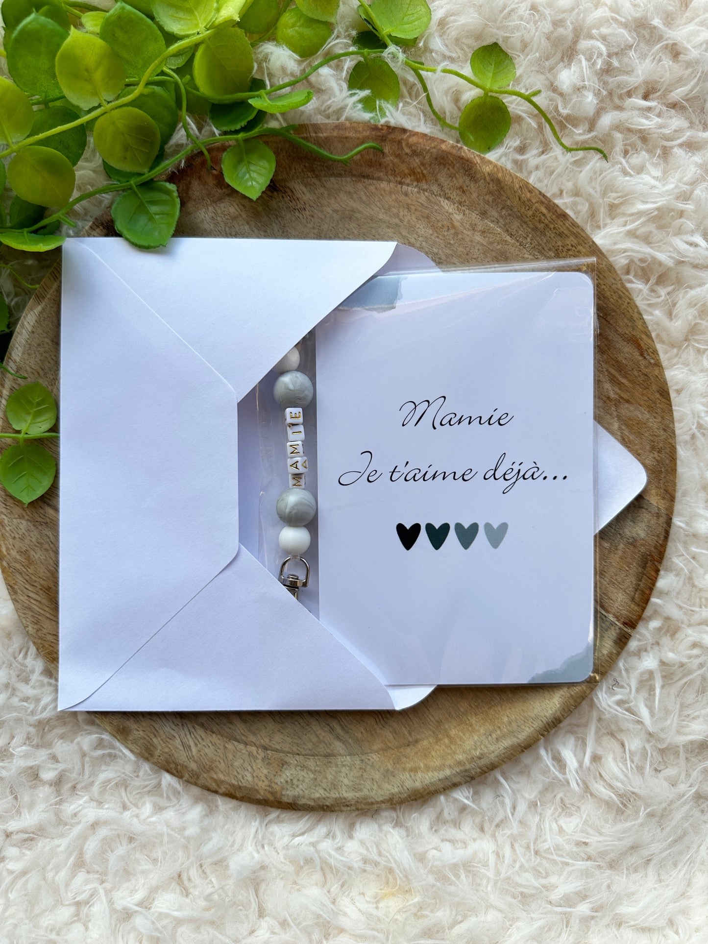 Annonce grossesse mamie carte avec petit porte clés perles grises