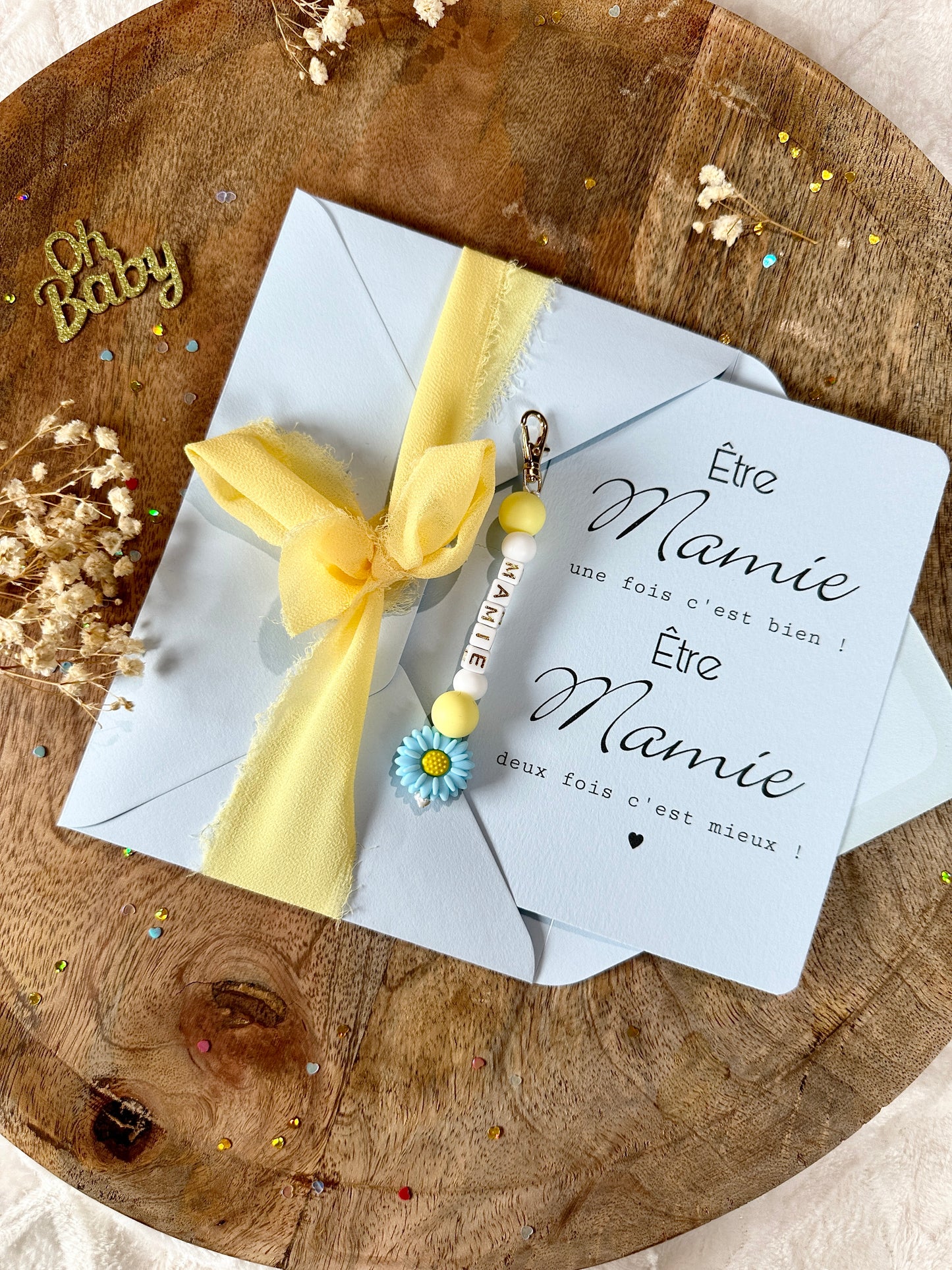 Annonce grossesse mamie carte avec petit porte clé en perles bleu jaune