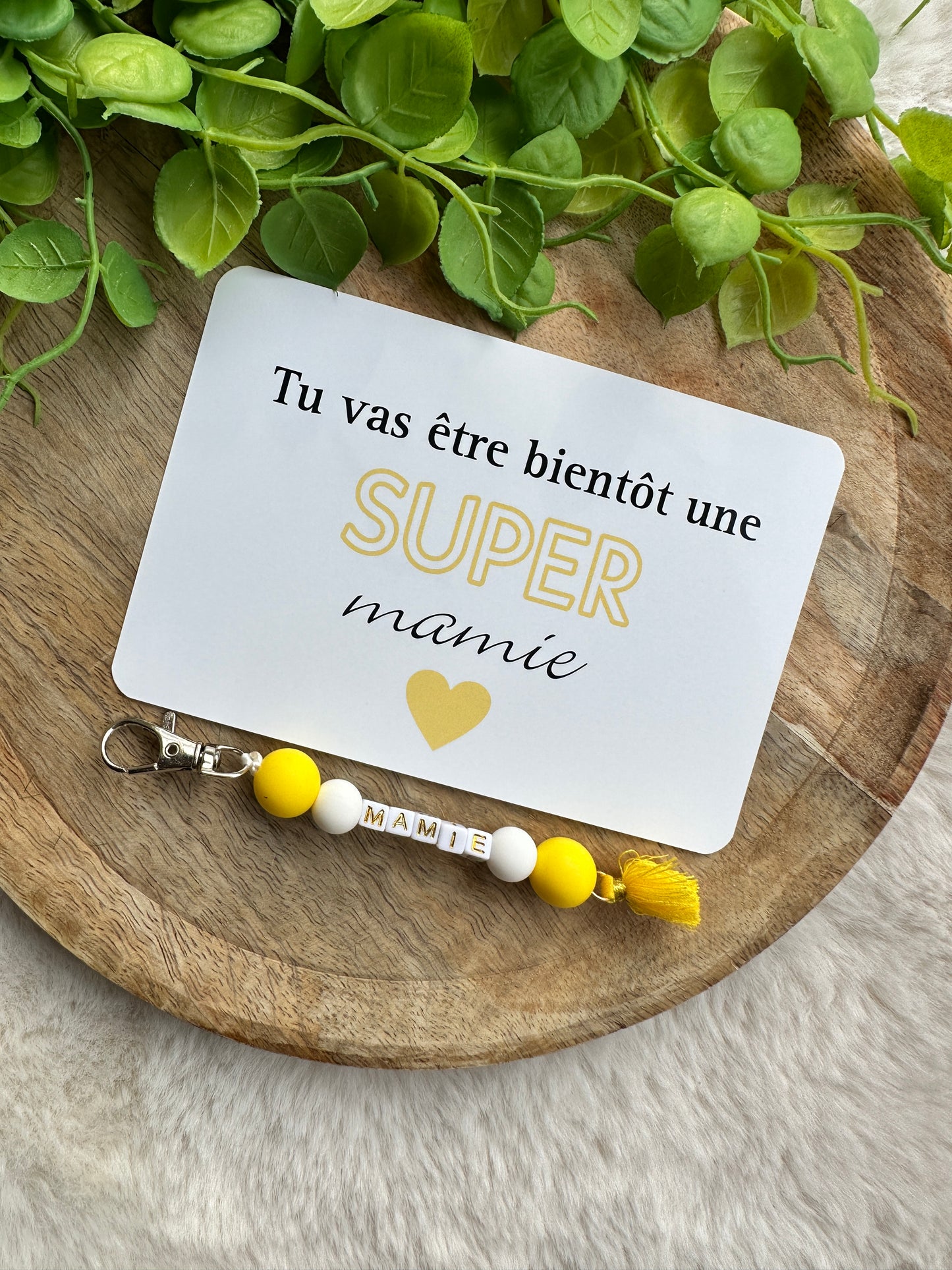 Annonce grossesse mamie carte avec petit porte clés perles jaune