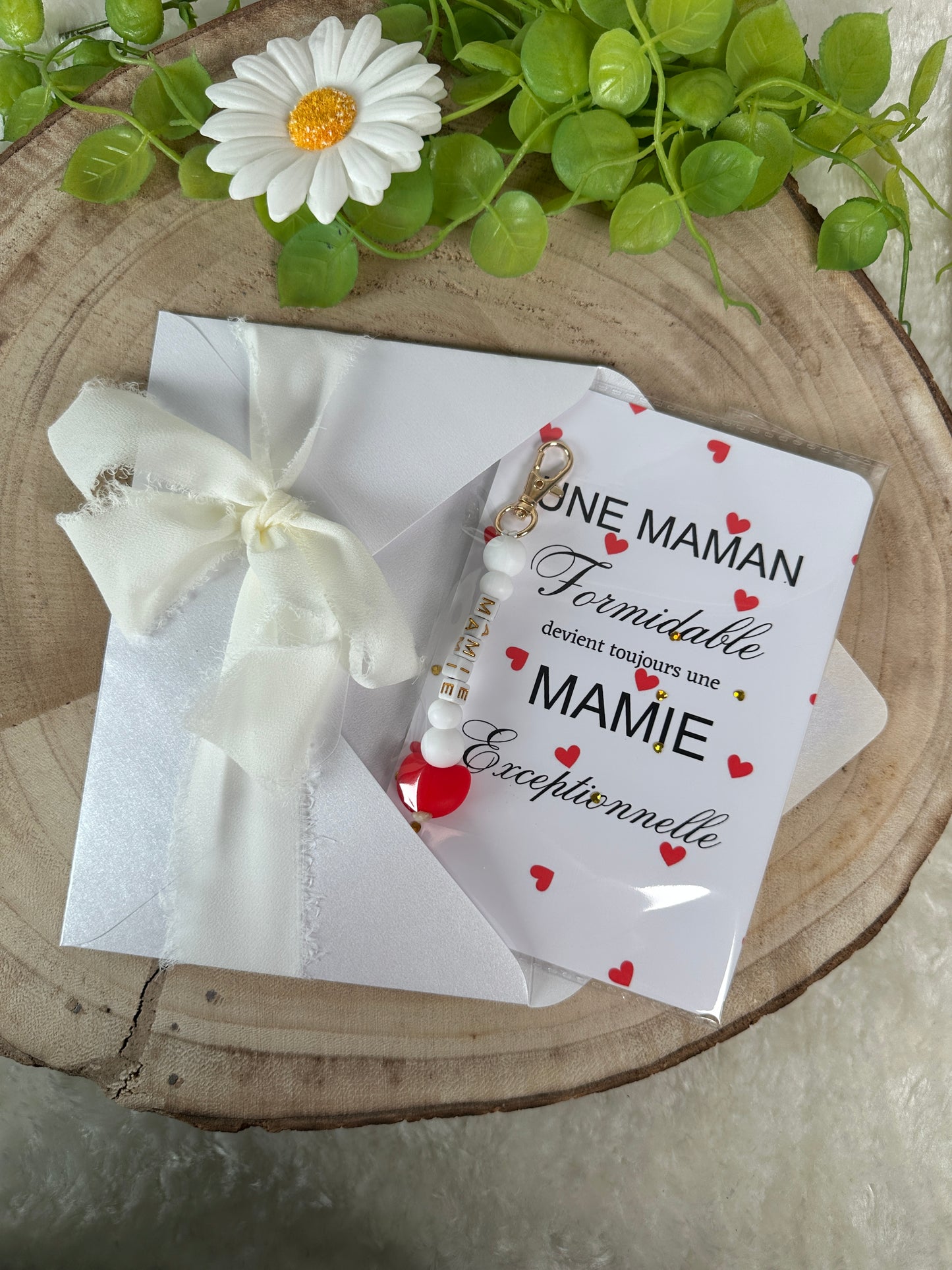 Annonce grossesse mamie carte avec petit porte clé en perles blanc rouge