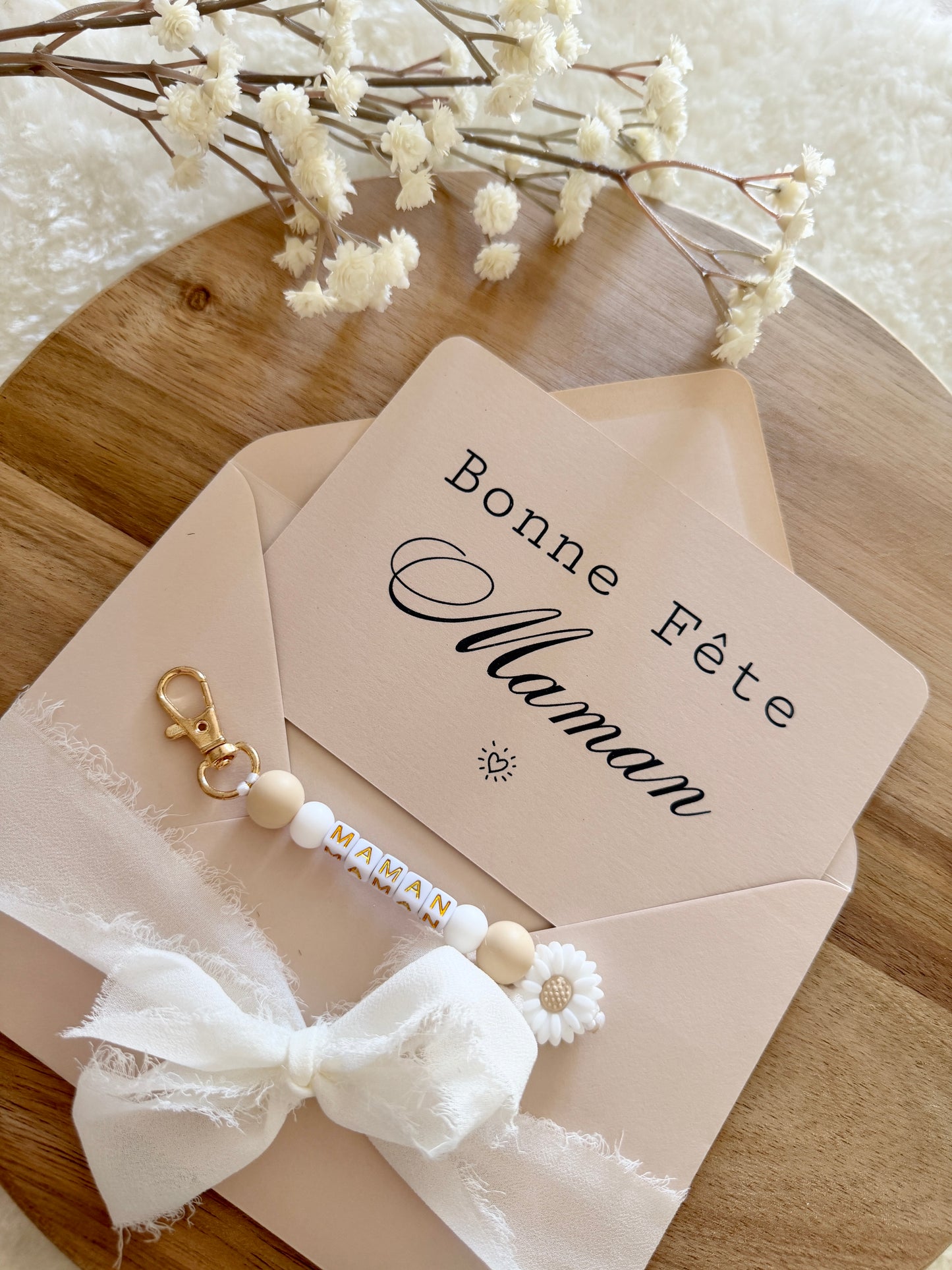 Cadeau fête des mamans, fête des mères, carte avec porte clé beige fleurs blanche