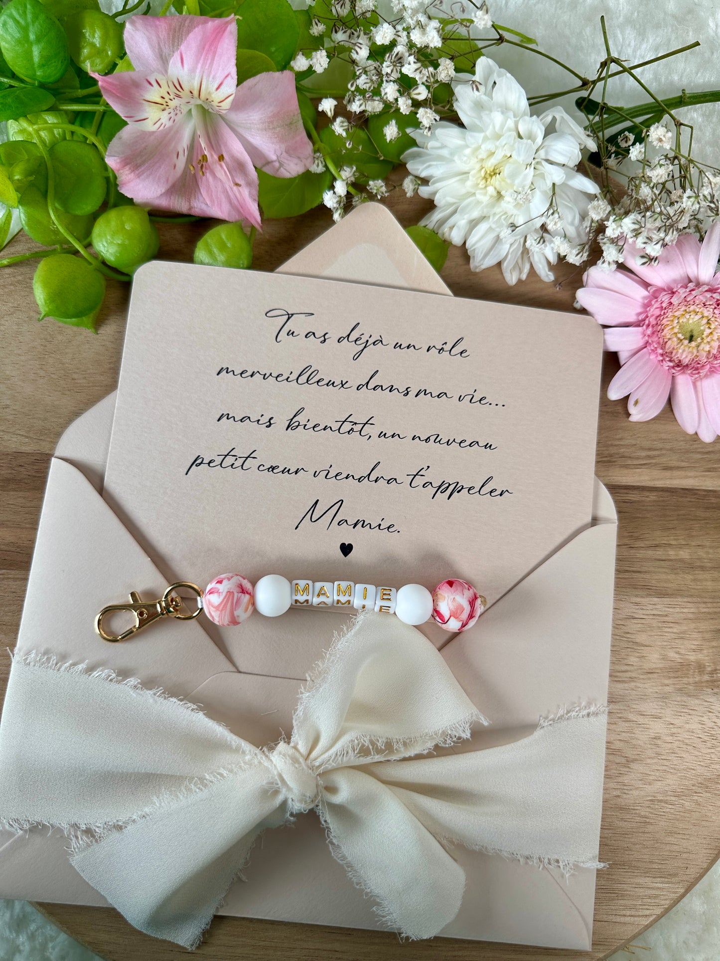 Annonce grossesse mamie carte avec petit porte clé en perles