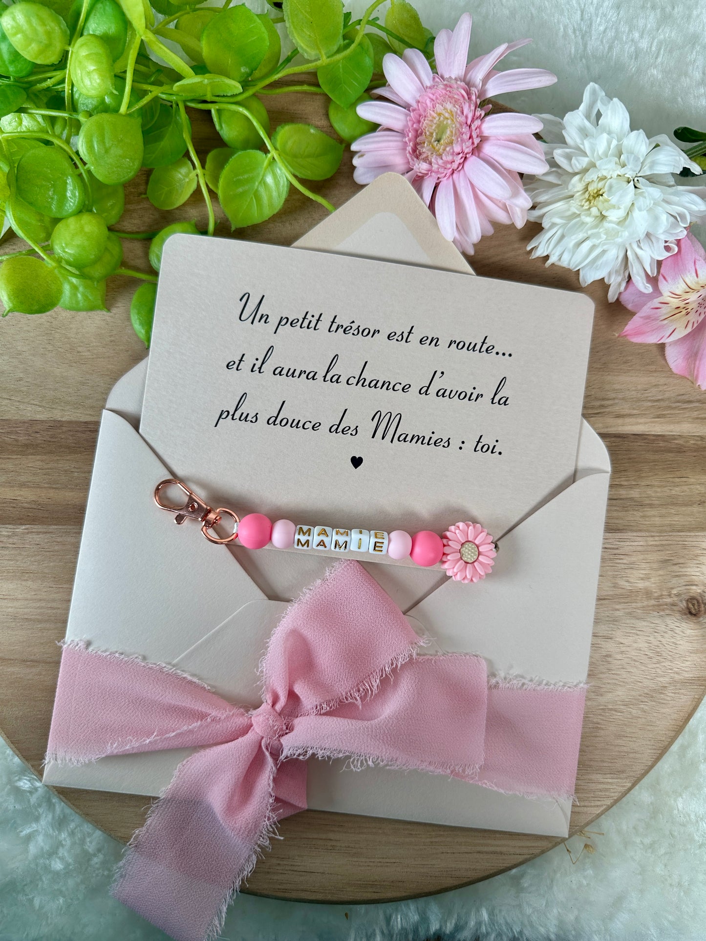 Annonce grossesse mamie carte avec petit porte clé en perles