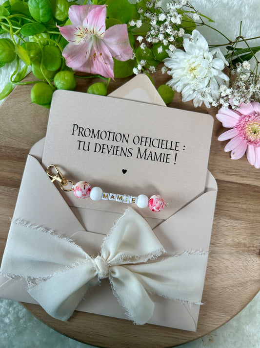 Annonce grossesse mamie carte avec petit porte clé en perles