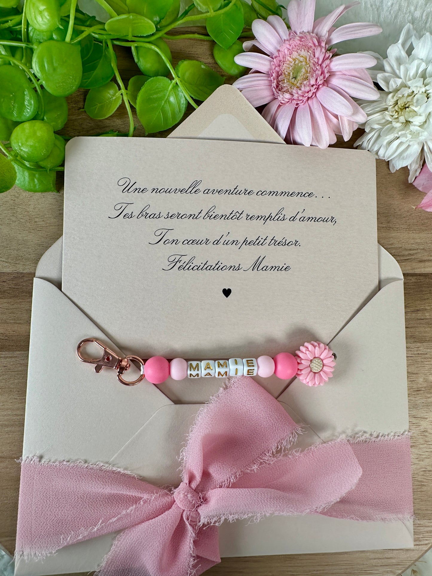 Annonce grossesse mamie carte avec petit porte clé en perles