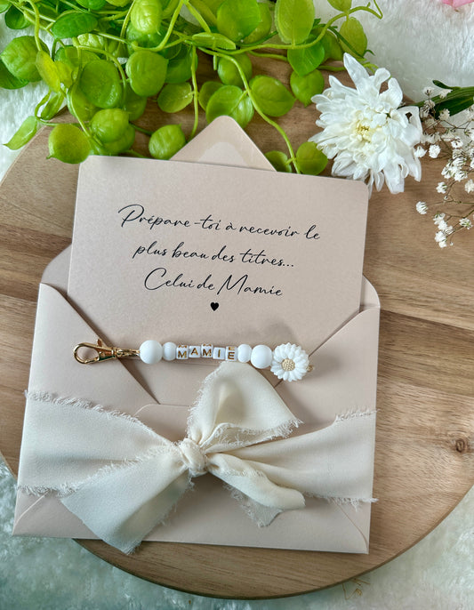 Annonce grossesse mamie carte avec petit porte clé en perles