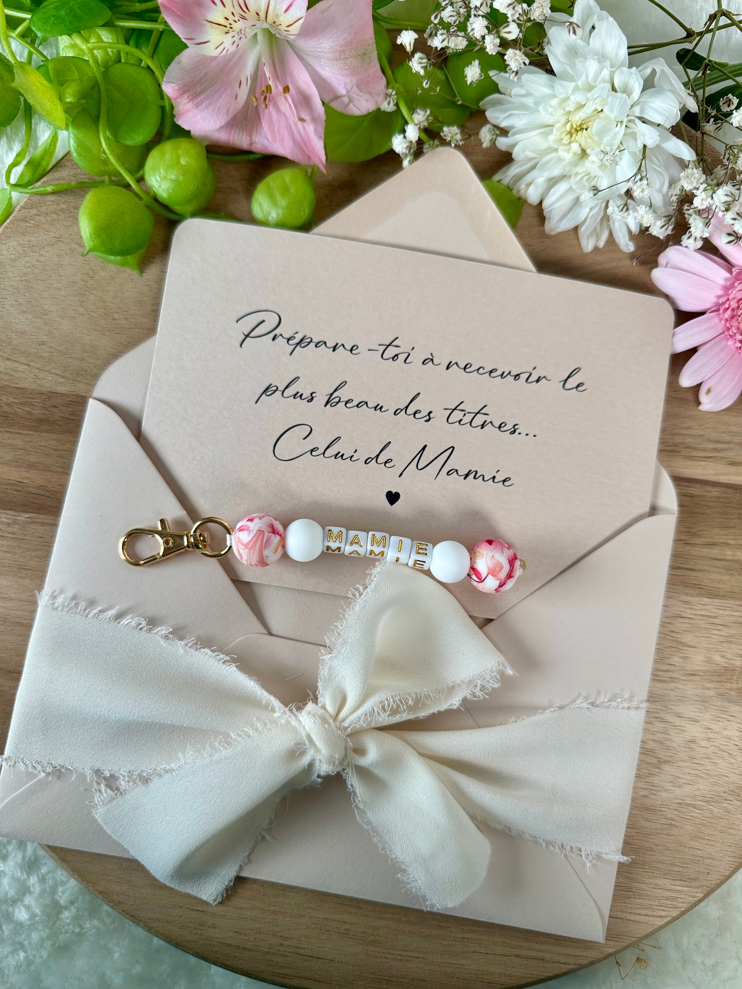 Annonce grossesse mamie carte avec petit porte clé en perles