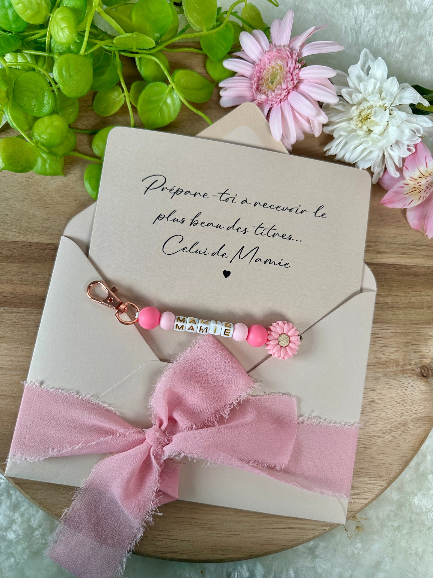 Annonce grossesse mamie carte avec petit porte clé en perles