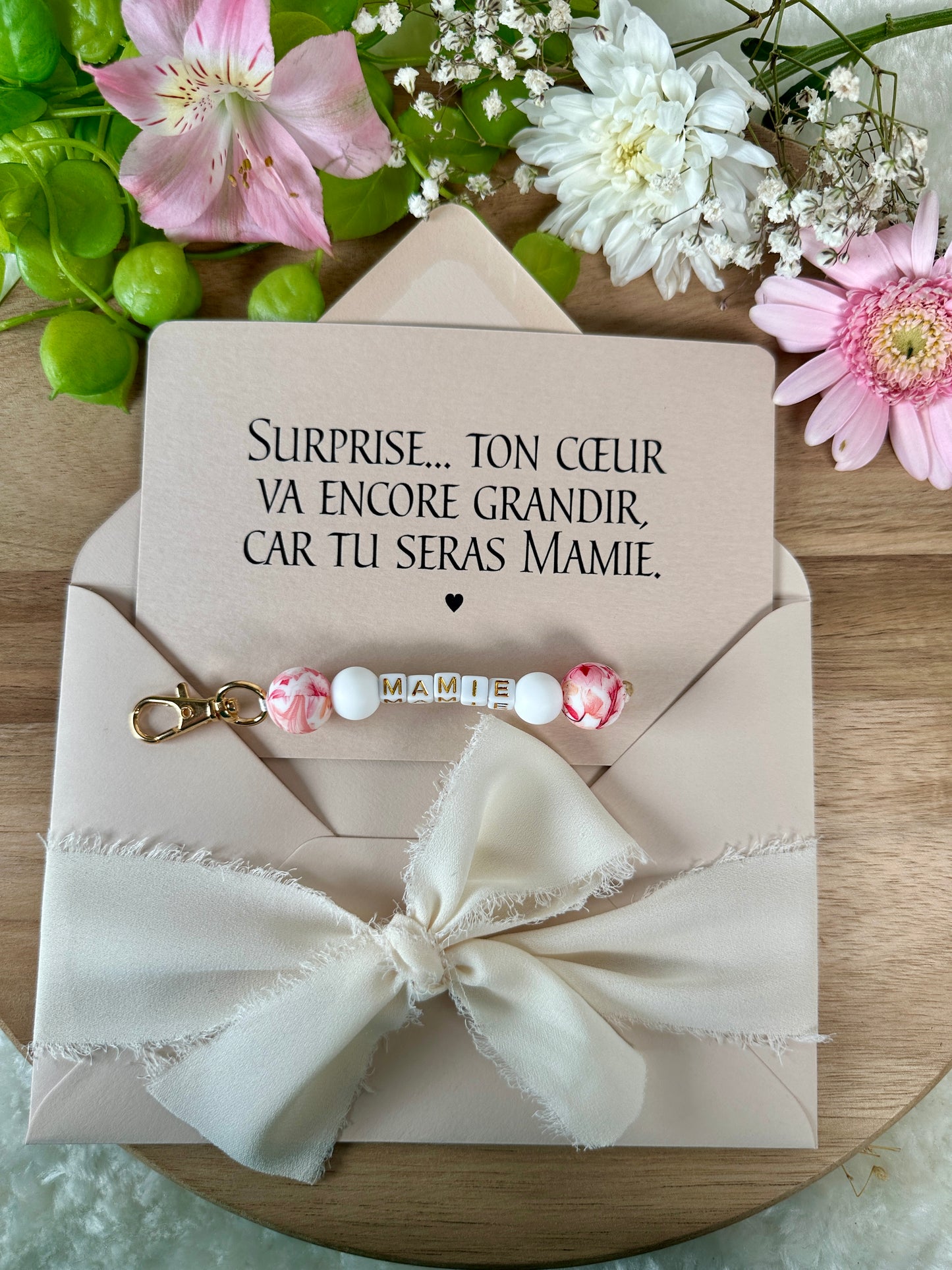 Annonce grossesse mamie carte avec petit porte clé en perles