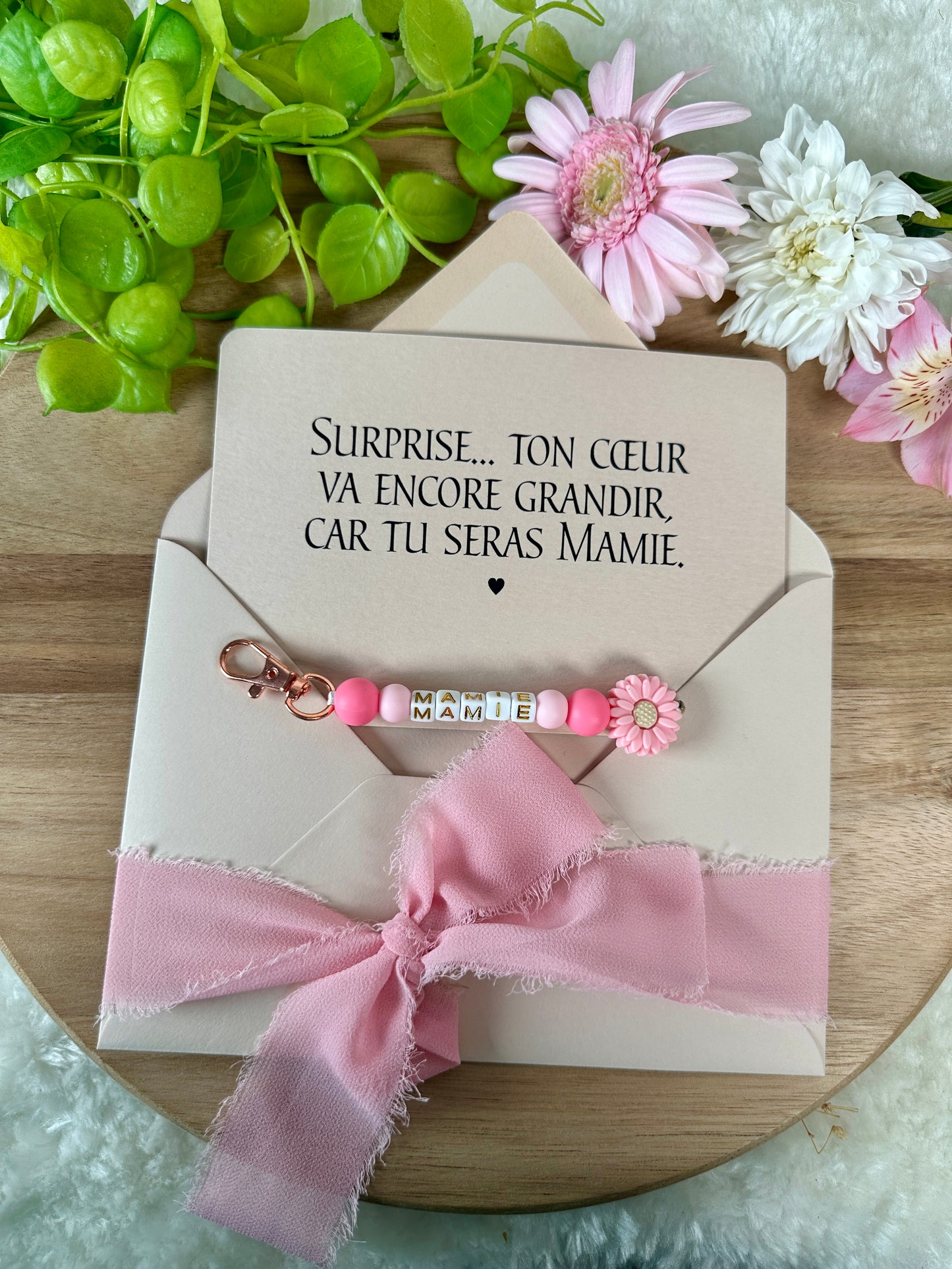 Annonce grossesse mamie carte avec petit porte clé en perles
