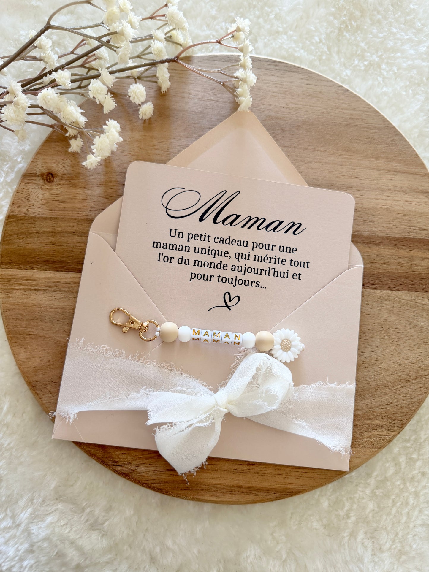 Cadeau fête des mamans, fête des mères, carte avec porte clé beige fleurs blanche