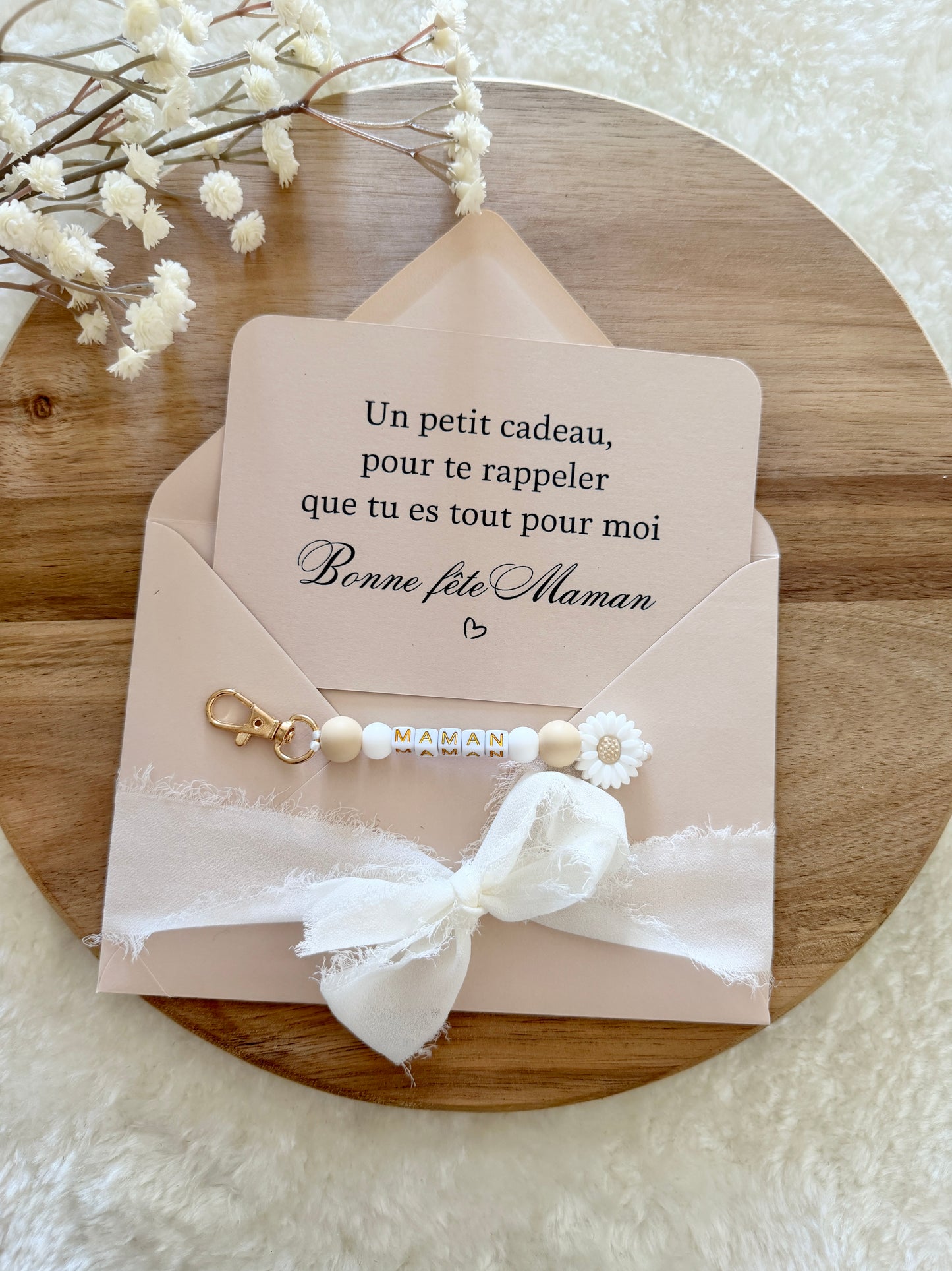 Cadeau fête des mamans, fête des mères, carte avec porte clé beige fleurs blanche