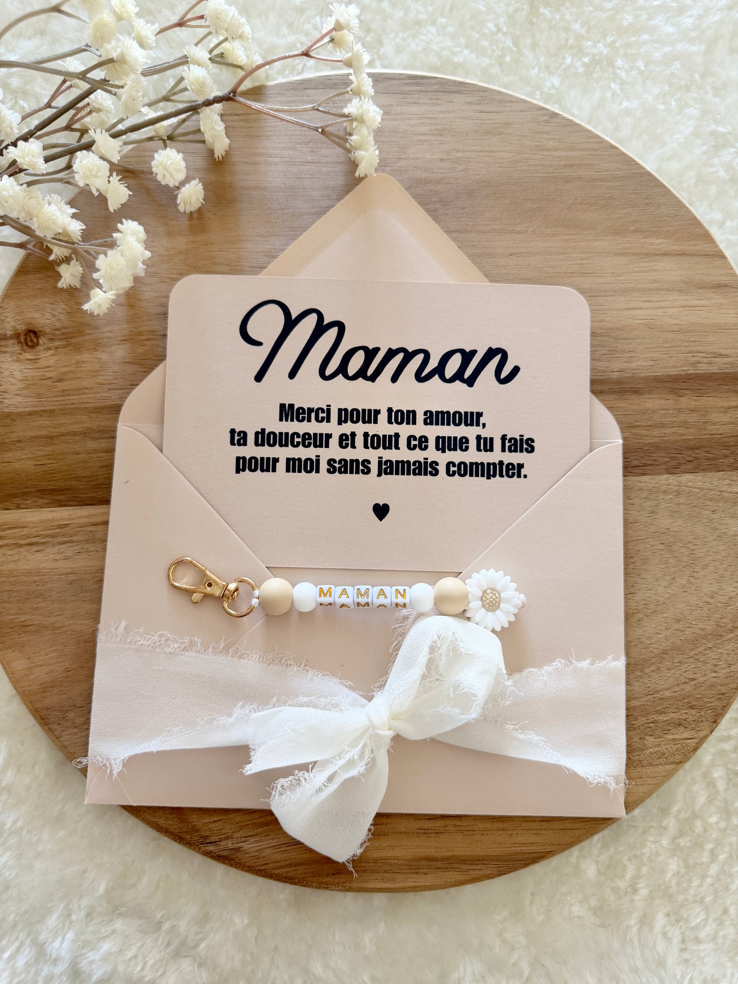 Cadeau fête des mamans, fête des mères, carte avec porte clé beige fleurs blanche