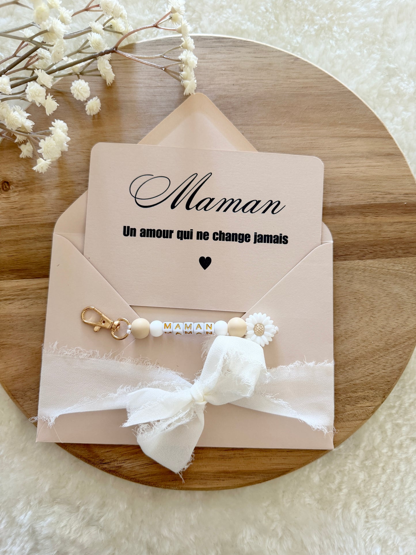 Cadeau fête des mamans, fête des mères, carte avec porte clé beige fleurs blanche