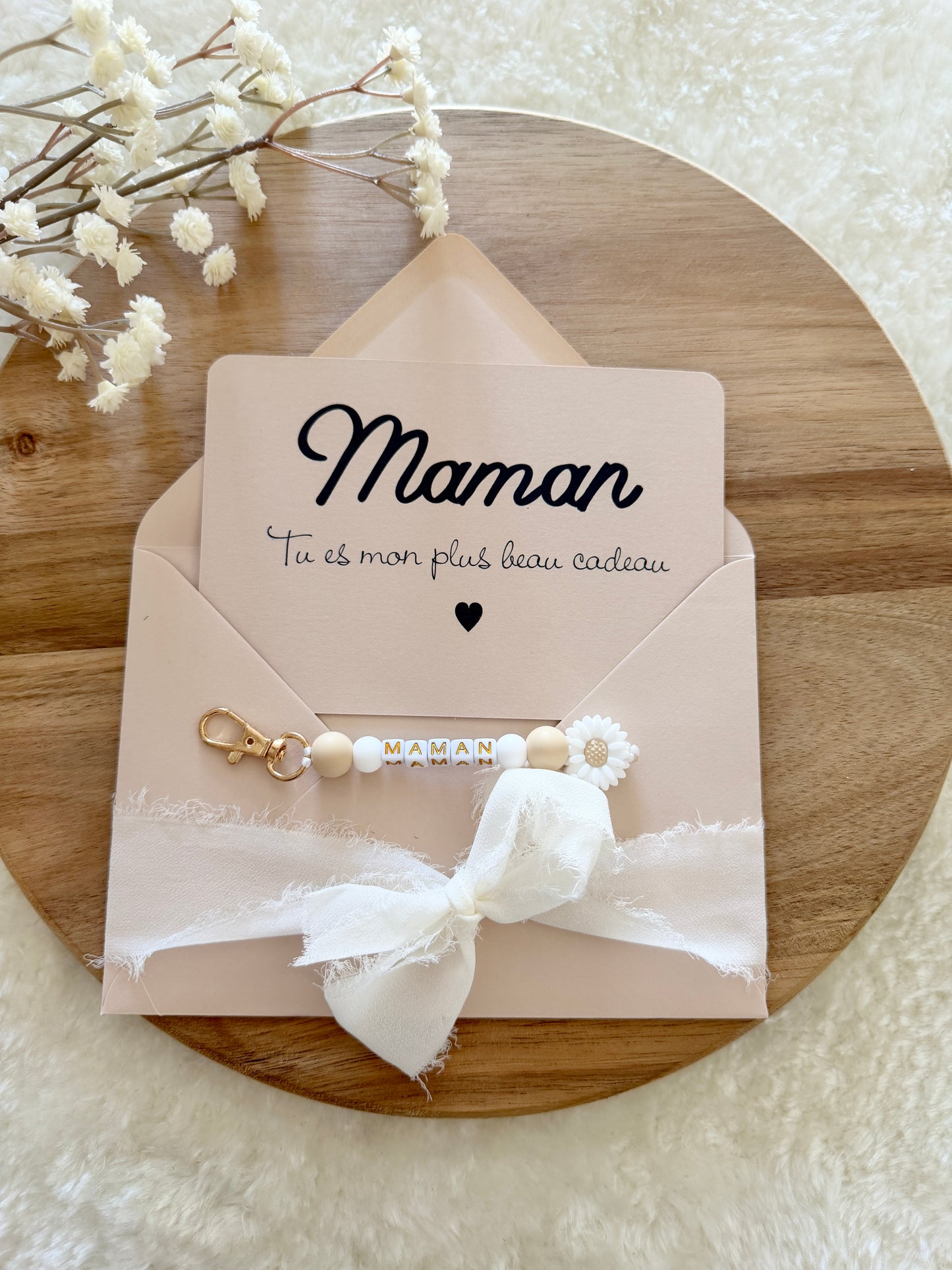 Cadeau fête des mamans, fête des mères, carte avec porte clé beige fleurs blanche