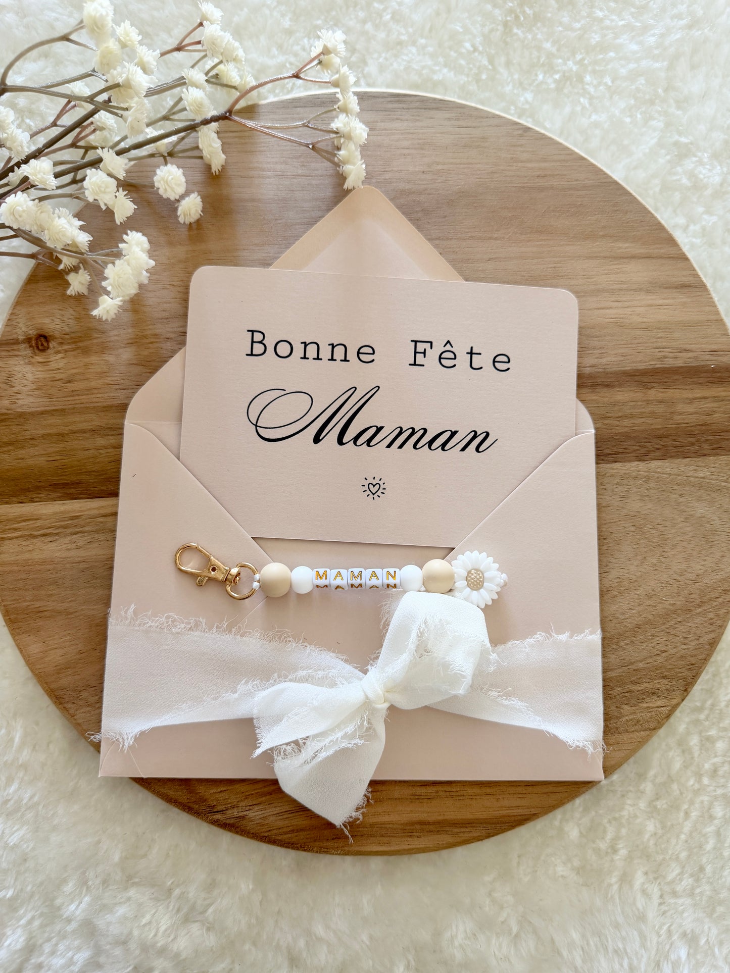 Cadeau fête des mamans, fête des mères, carte avec porte clé beige fleurs blanche