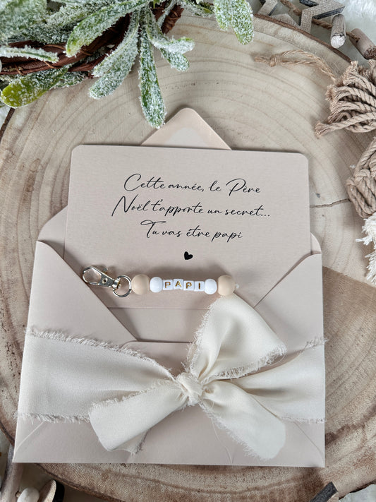 Annonce grossesse papi carte avec petit porte clés perles noel